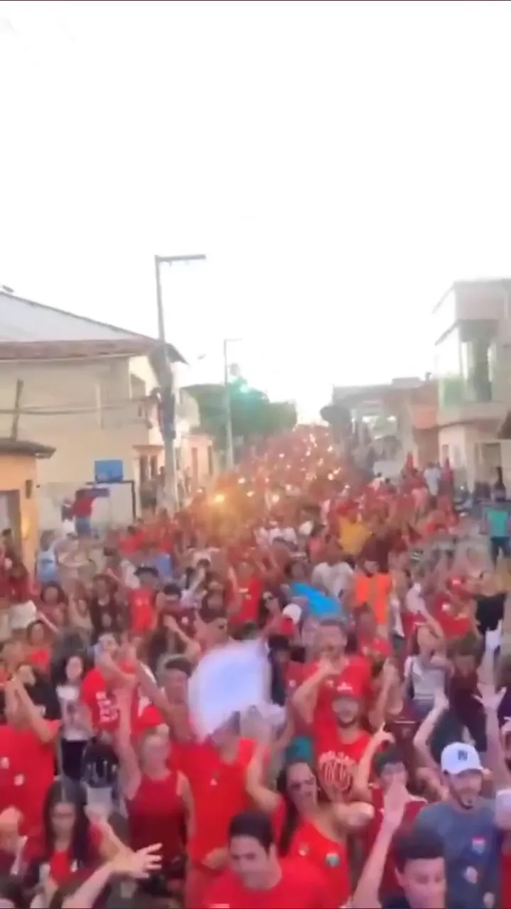 Prévia: POVO CELEBRANDO A HORA DE "JAIR EMBORA"